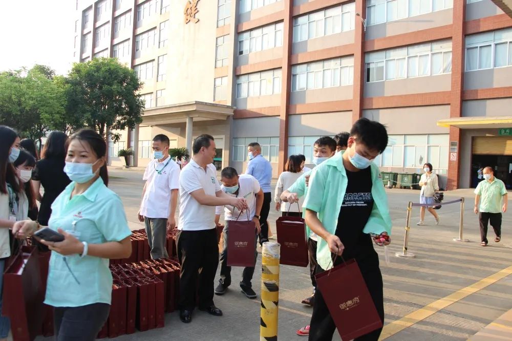 浓情中秋，福利派送 | 钱柜777集团祝大家节日快乐！