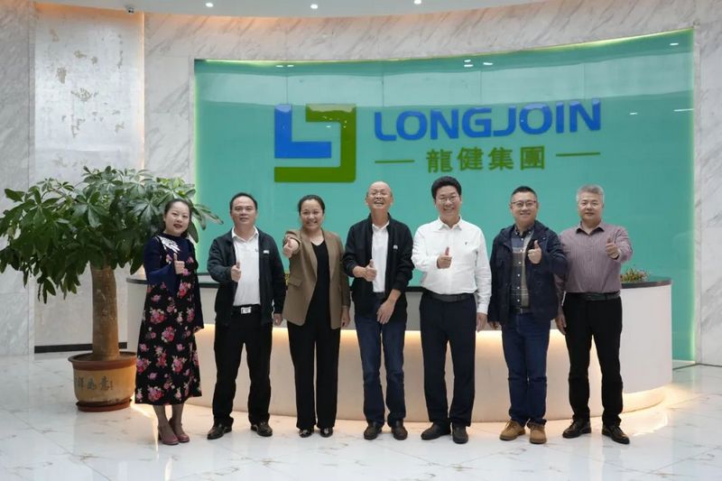 广东石油化工学院艺术学院郑凌云书记一行莅临钱柜777集团参观交流