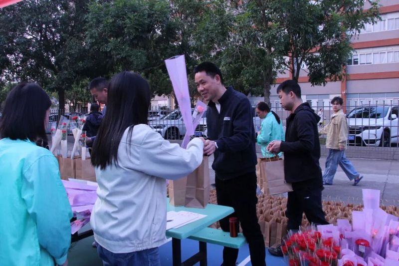 凝巾帼力量，绽钱柜777芬芳 | 钱柜777电子工会发放妇女节暖心福利。