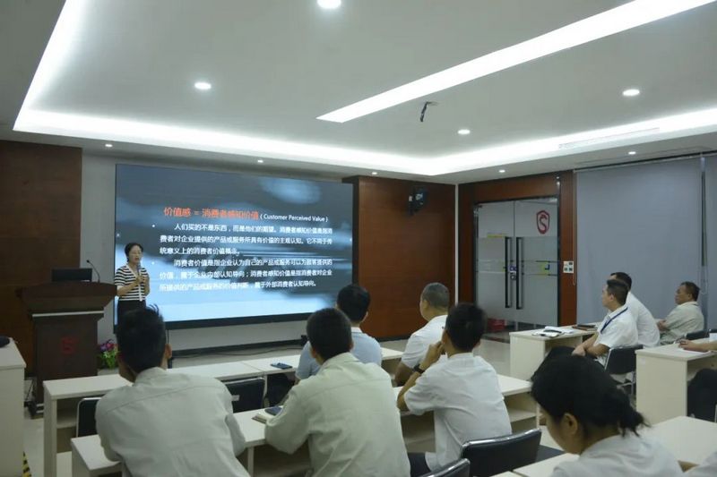 钱柜777实业博士工作站站长胡晓涛开展工业设计讲座